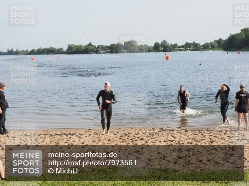 21.06.2025 - 27. Vierlanden-Triathlon MichiJ http://msf.ph/oto/7973561 15.06.2026 08:37:39 Schwimmen 9, 73, 180, 181 meine-sportfotos.de