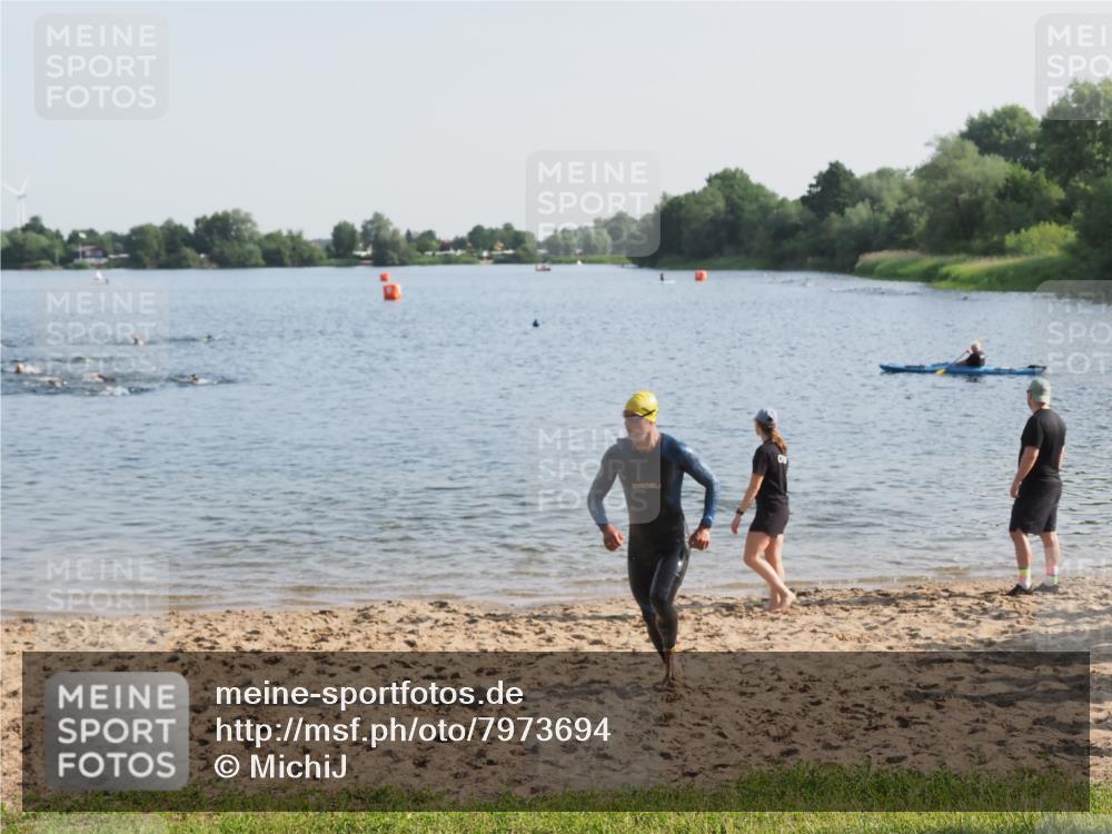 21.06.2025 - 27. Vierlanden-Triathlon MichiJ http://msf.ph/oto/7973694 15.06.2026 08:37:49 Schwimmen 73, 171, 180, 181 meine-sportfotos.de