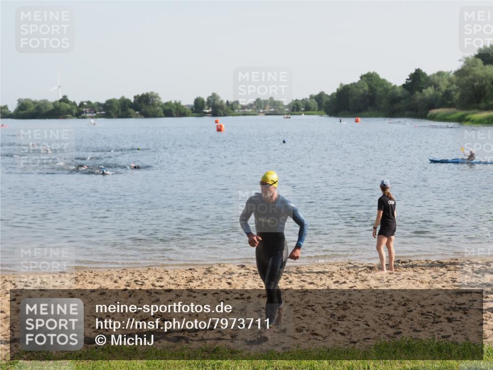 21.06.2025 - 27. Vierlanden-Triathlon MichiJ http://msf.ph/oto/7973711 15.06.2026 08:37:50 Schwimmen 73, 171, 180, 181 meine-sportfotos.de