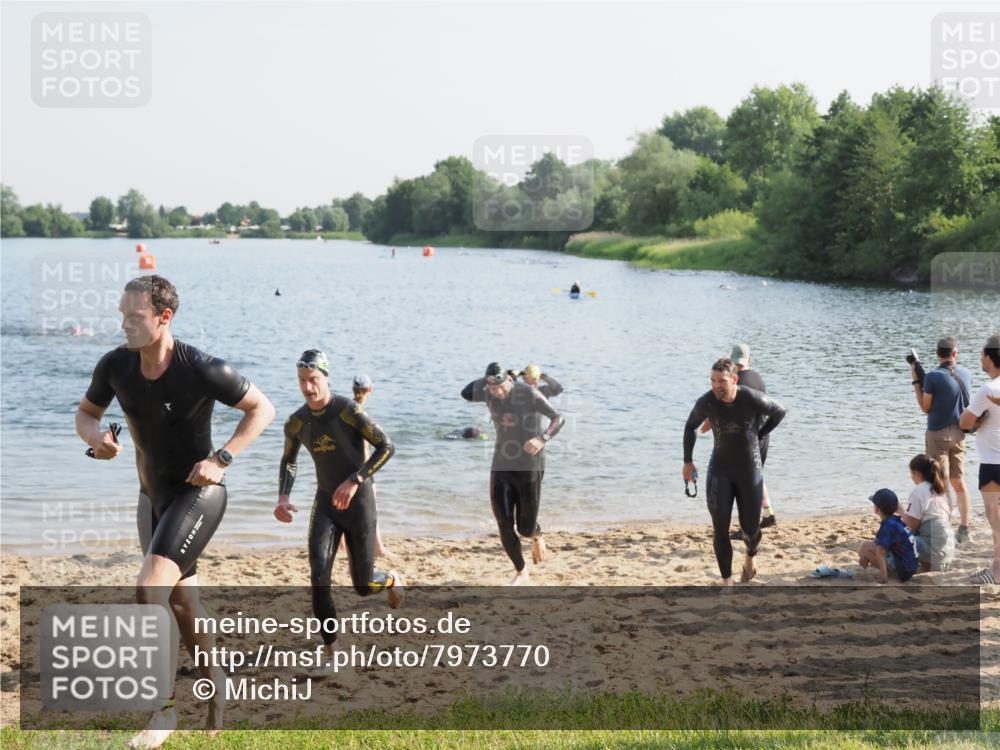 21.06.2025 - 27. Vierlanden-Triathlon MichiJ http://msf.ph/oto/7973770 15.06.2026 08:38:31 Schwimmen 27, 35, 45, 86, 126 meine-sportfotos.de