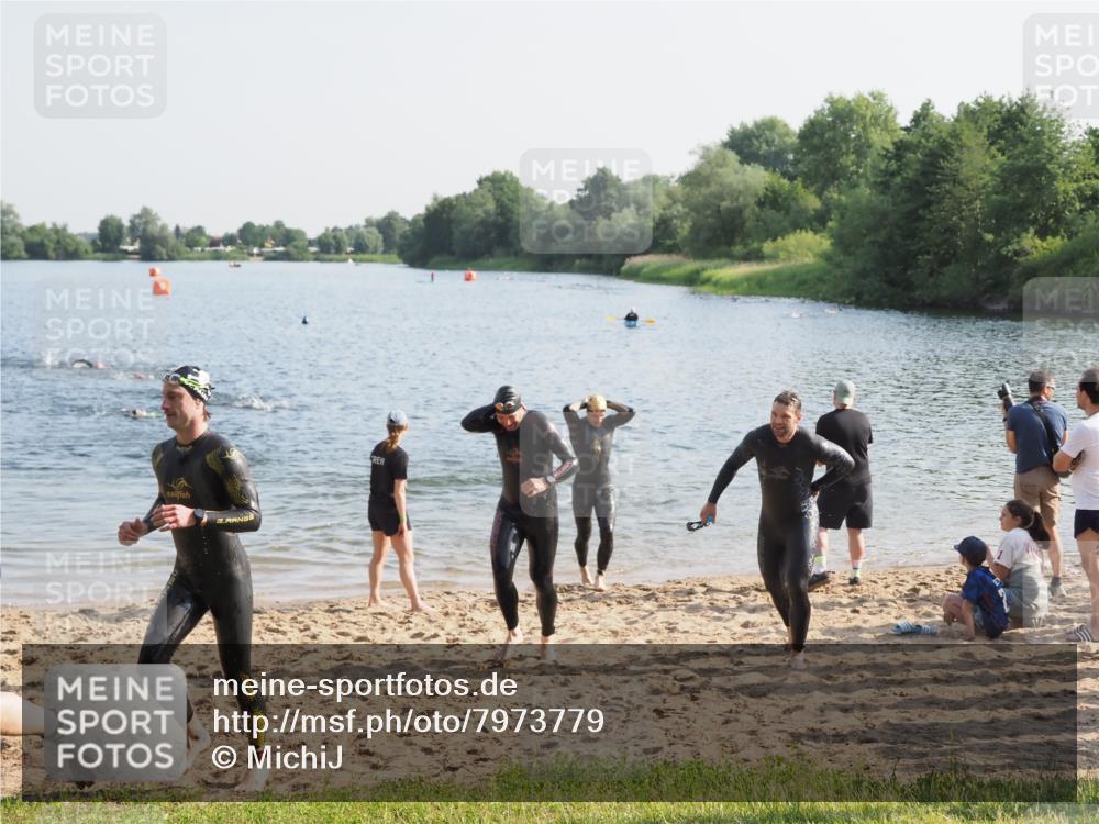 21.06.2025 - 27. Vierlanden-Triathlon MichiJ http://msf.ph/oto/7973779 15.06.2026 08:38:32 Schwimmen 27, 35, 45, 86, 126 meine-sportfotos.de