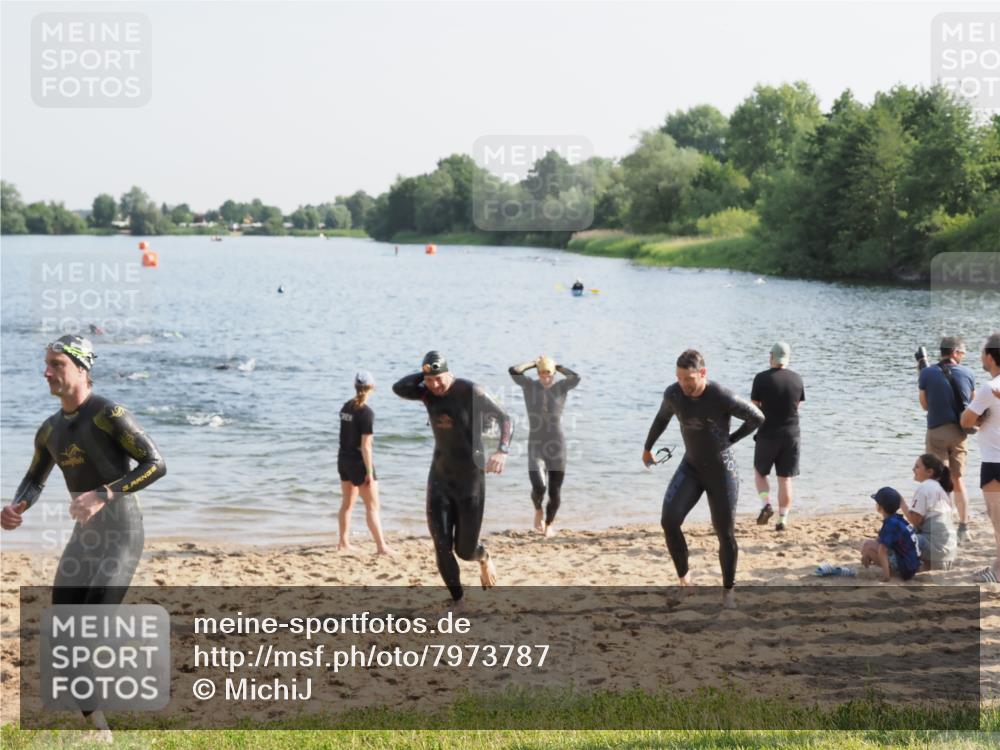 21.06.2025 - 27. Vierlanden-Triathlon MichiJ http://msf.ph/oto/7973787 15.06.2026 08:38:32 Schwimmen 27, 35, 45, 86, 126 meine-sportfotos.de