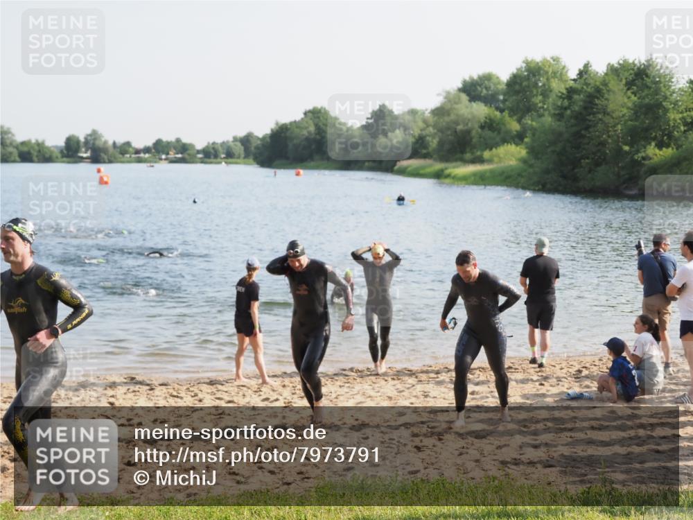 21.06.2025 - 27. Vierlanden-Triathlon MichiJ http://msf.ph/oto/7973791 15.06.2026 08:38:32 Schwimmen 27, 35, 45, 86, 126 meine-sportfotos.de