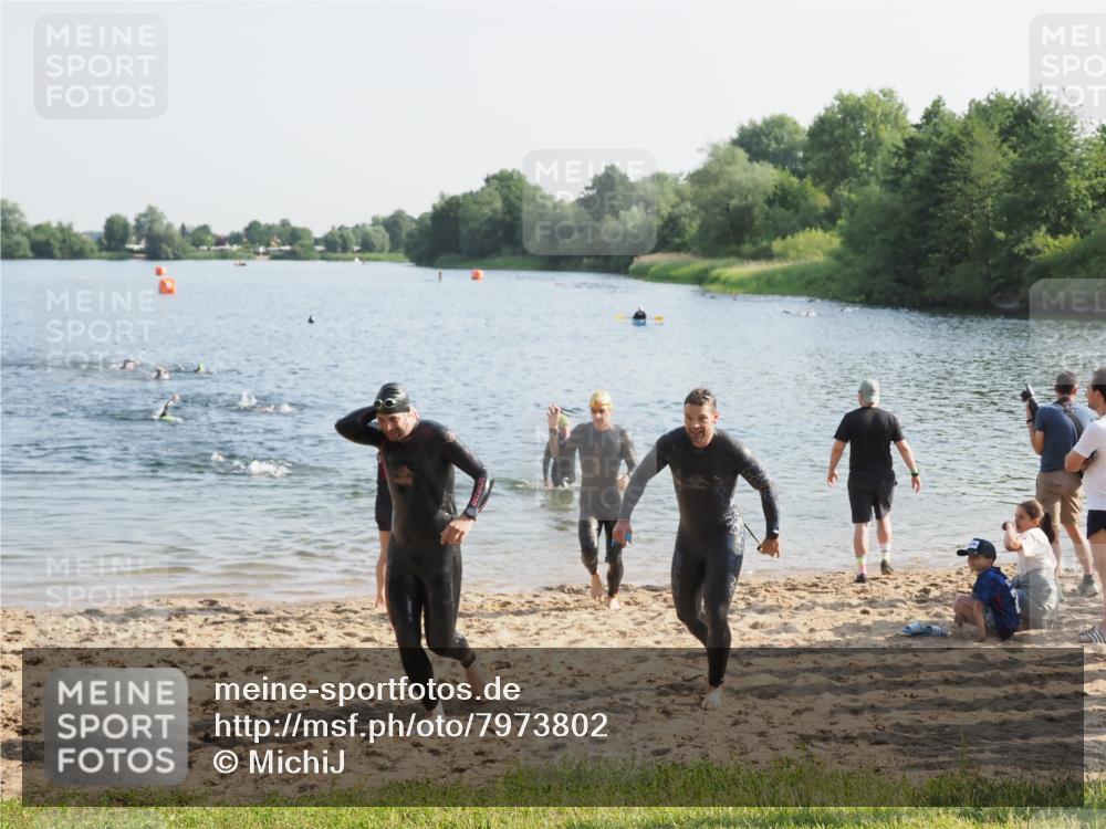 21.06.2025 - 27. Vierlanden-Triathlon MichiJ http://msf.ph/oto/7973802 15.06.2026 08:38:33 Schwimmen 27, 35, 45, 86, 126 meine-sportfotos.de