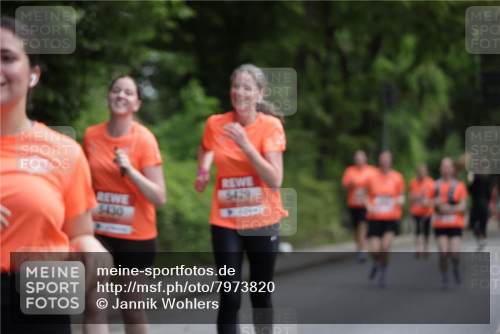 15.06.2025 - REWE Women's Run Jannik Wohlers http://msf.ph/oto/7973820 15.06.2025 10:08:34 Laufen 5429, 5430, 201 meine-sportfotos.de