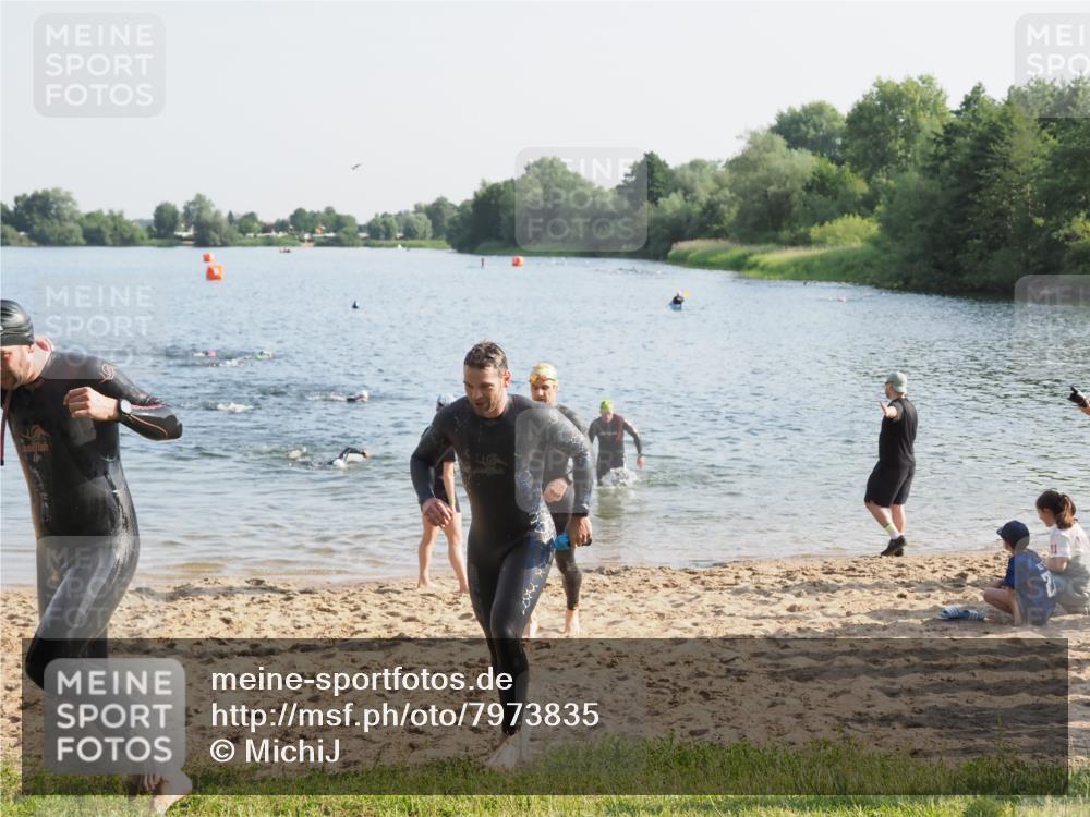21.06.2025 - 27. Vierlanden-Triathlon MichiJ http://msf.ph/oto/7973835 15.06.2026 08:38:35 Schwimmen 2, 27, 35, 45, 86, 126 meine-sportfotos.de