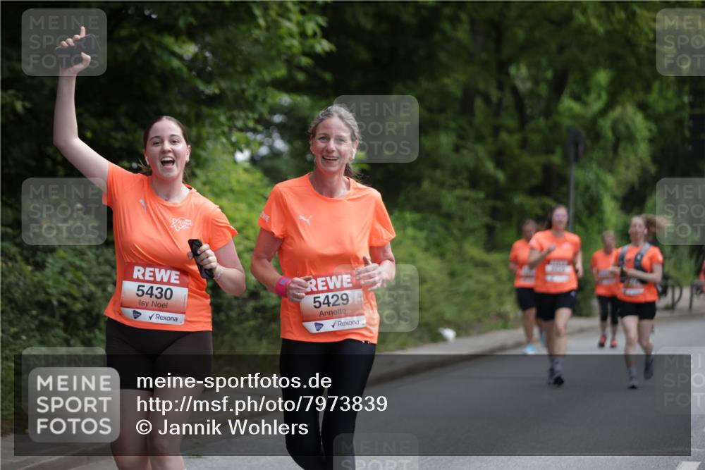 15.06.2025 - REWE Women's Run Jannik Wohlers http://msf.ph/oto/7973839 15.06.2025 10:08:35 Laufen 5430, 5429 meine-sportfotos.de