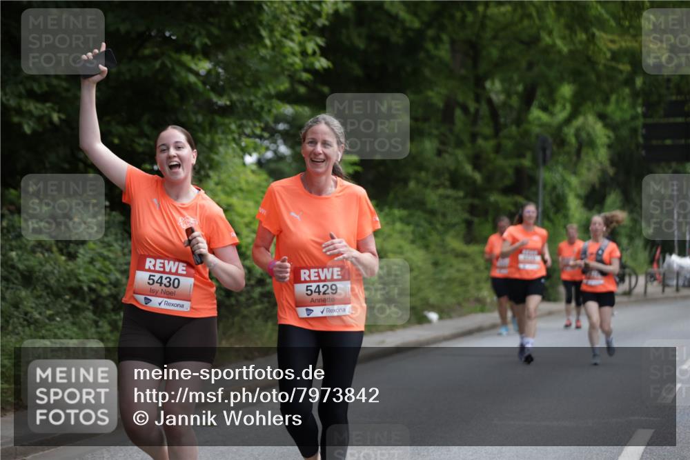 15.06.2025 - REWE Women's Run Jannik Wohlers http://msf.ph/oto/7973842 15.06.2025 10:08:35 Laufen 5430, 5429 meine-sportfotos.de
