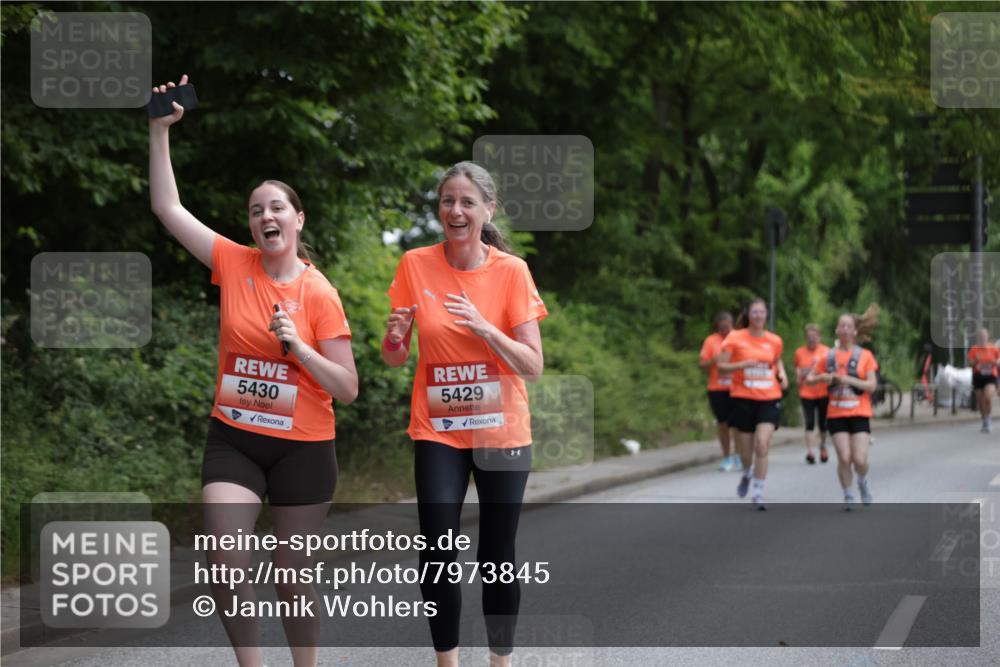 15.06.2025 - REWE Women's Run Jannik Wohlers http://msf.ph/oto/7973845 15.06.2025 10:08:35 Laufen 5430, 5429 meine-sportfotos.de