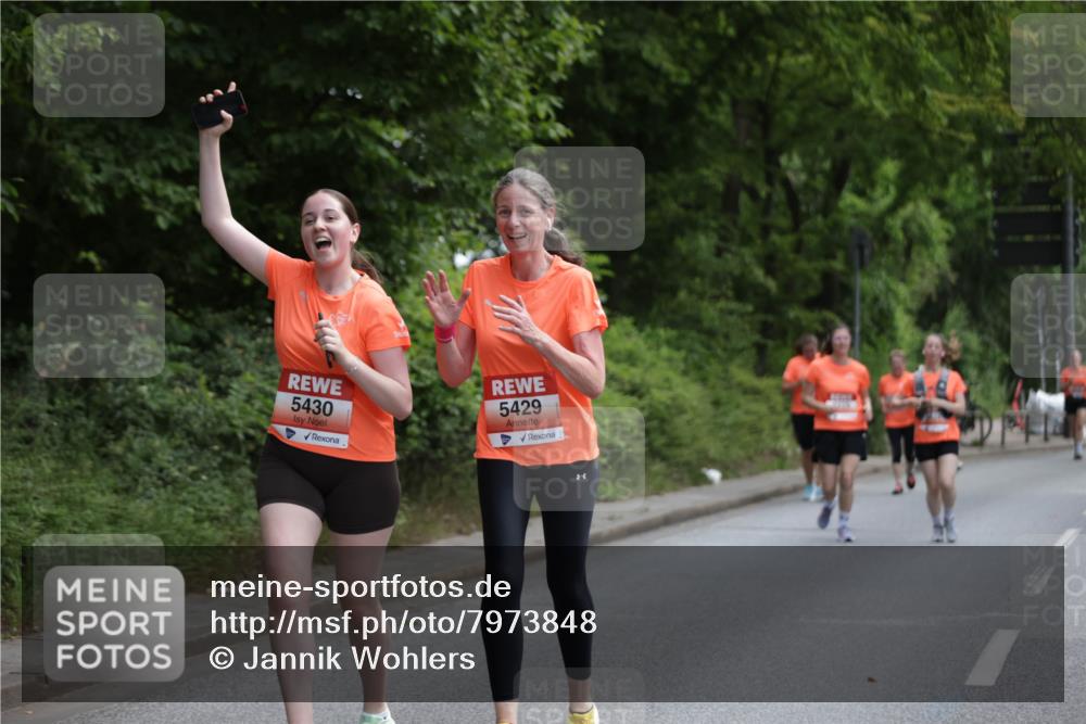 15.06.2025 - REWE Women's Run Jannik Wohlers http://msf.ph/oto/7973848 15.06.2025 10:08:35 Laufen 5430, 5429 meine-sportfotos.de