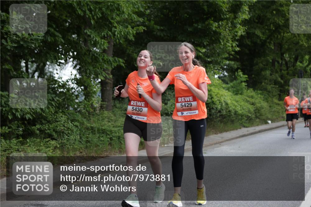 15.06.2025 - REWE Women's Run Jannik Wohlers http://msf.ph/oto/7973881 15.06.2025 10:08:36 Laufen 5430, 5429 meine-sportfotos.de