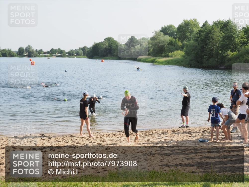 21.06.2025 - 27. Vierlanden-Triathlon MichiJ http://msf.ph/oto/7973908 15.06.2026 08:38:41 Schwimmen 2, 27, 86, 126, 182 meine-sportfotos.de