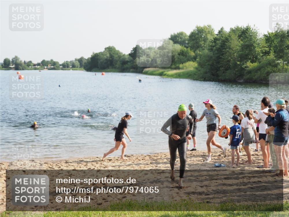 21.06.2025 - 27. Vierlanden-Triathlon MichiJ http://msf.ph/oto/7974065 15.06.2026 08:38:59 Schwimmen 77, 94 meine-sportfotos.de