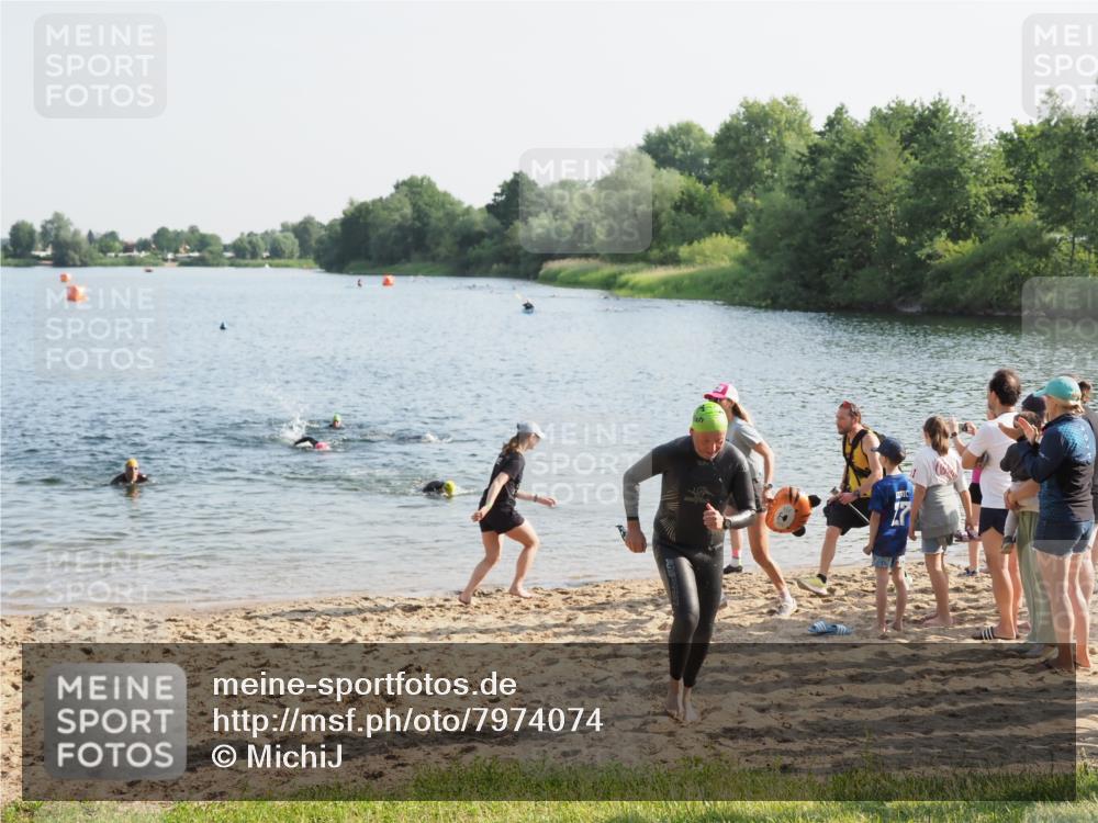 21.06.2025 - 27. Vierlanden-Triathlon MichiJ http://msf.ph/oto/7974074 15.06.2026 08:39:00 Schwimmen 77, 94 meine-sportfotos.de