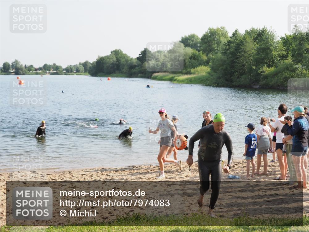 21.06.2025 - 27. Vierlanden-Triathlon MichiJ http://msf.ph/oto/7974083 15.06.2026 08:39:00 Schwimmen 77, 94 meine-sportfotos.de