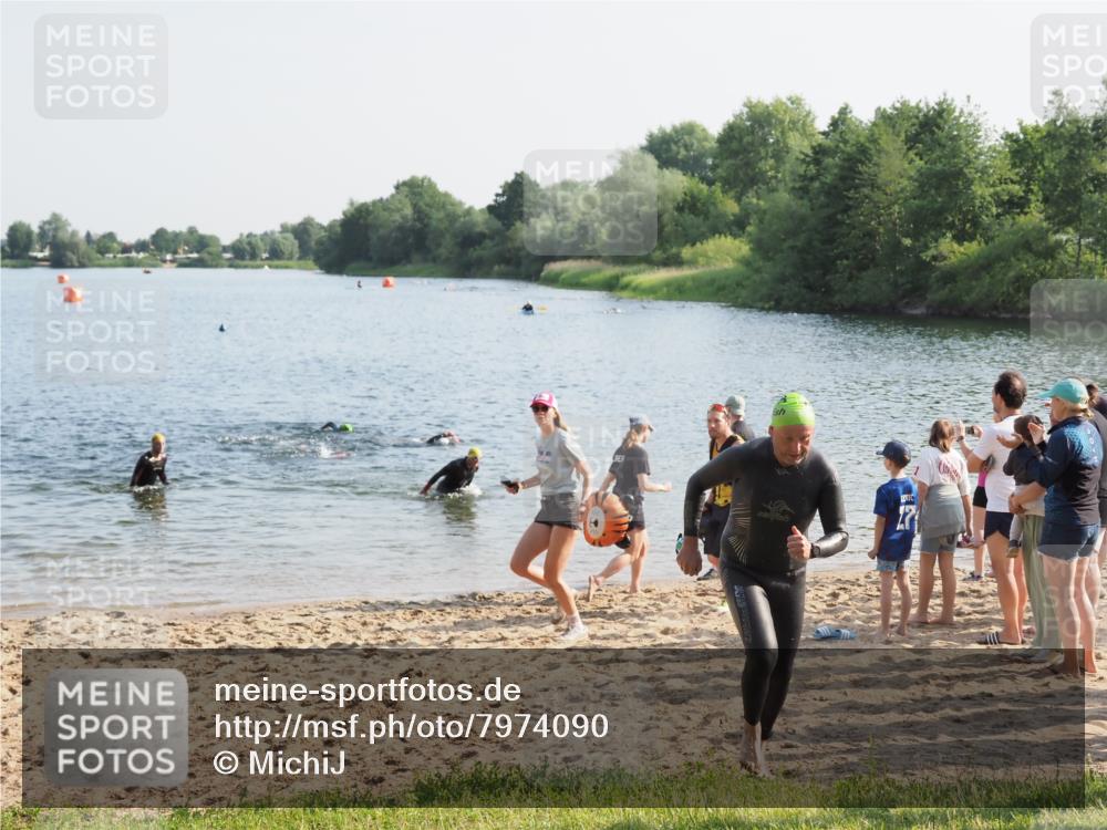21.06.2025 - 27. Vierlanden-Triathlon MichiJ http://msf.ph/oto/7974090 15.06.2026 08:39:00 Schwimmen 77, 94 meine-sportfotos.de