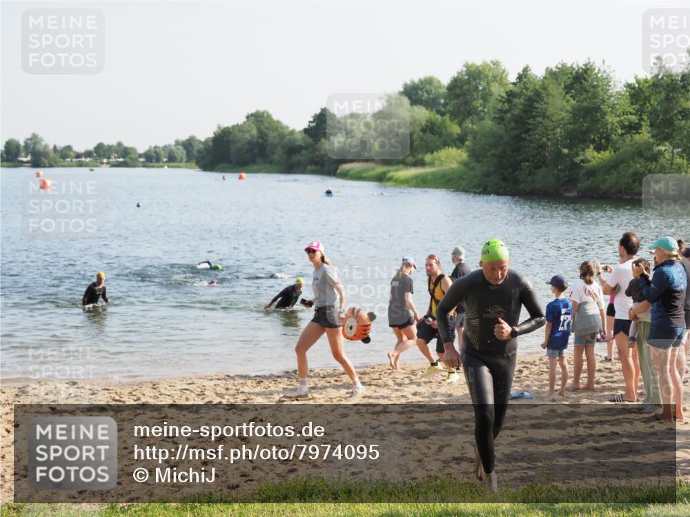 21.06.2025 - 27. Vierlanden-Triathlon MichiJ http://msf.ph/oto/7974095 15.06.2026 08:39:01 Schwimmen 77, 94 meine-sportfotos.de