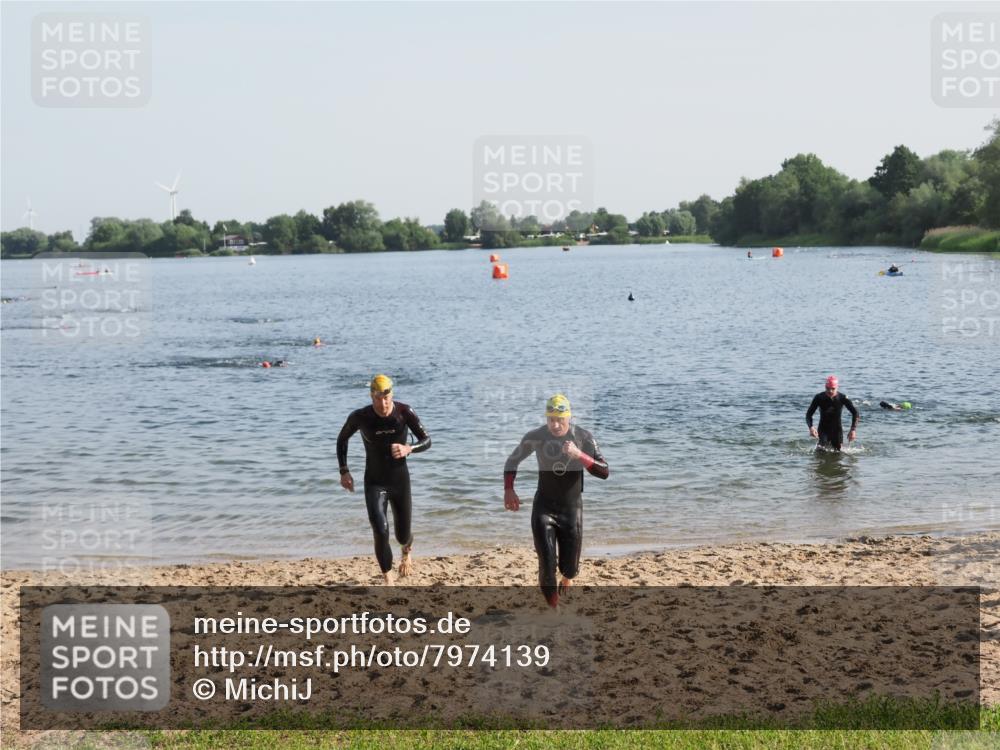21.06.2025 - 27. Vierlanden-Triathlon MichiJ http://msf.ph/oto/7974139 15.06.2026 08:39:09 Schwimmen 77, 120, 165 meine-sportfotos.de