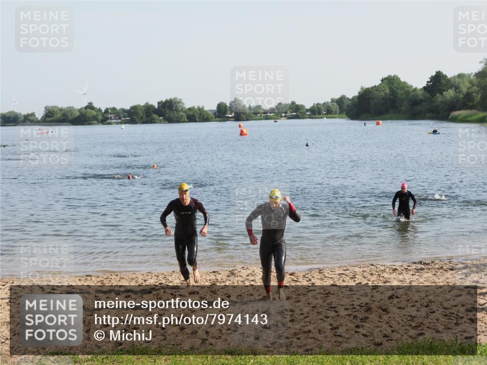 21.06.2025 - 27. Vierlanden-Triathlon MichiJ http://msf.ph/oto/7974143 15.06.2026 08:39:09 Schwimmen 77, 120, 165 meine-sportfotos.de