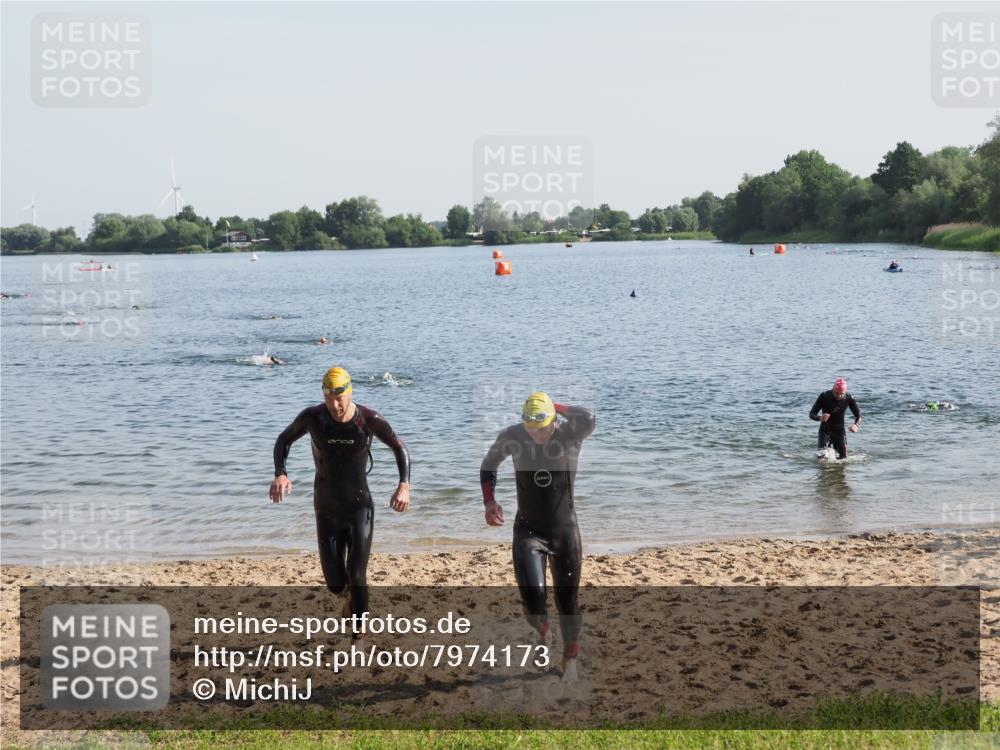 21.06.2025 - 27. Vierlanden-Triathlon MichiJ http://msf.ph/oto/7974173 15.06.2026 08:39:10 Schwimmen 77, 120, 132, 165 meine-sportfotos.de
