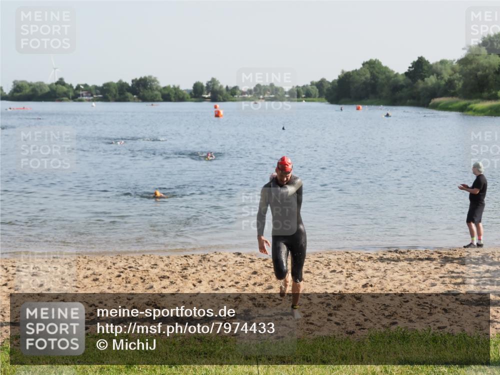 21.06.2025 - 27. Vierlanden-Triathlon MichiJ http://msf.ph/oto/7974433 15.06.2026 08:39:44 Schwimmen 59 meine-sportfotos.de