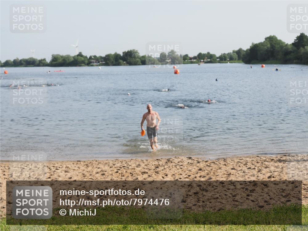 21.06.2025 - 27. Vierlanden-Triathlon MichiJ http://msf.ph/oto/7974476 15.06.2026 08:39:53 Schwimmen 3 meine-sportfotos.de