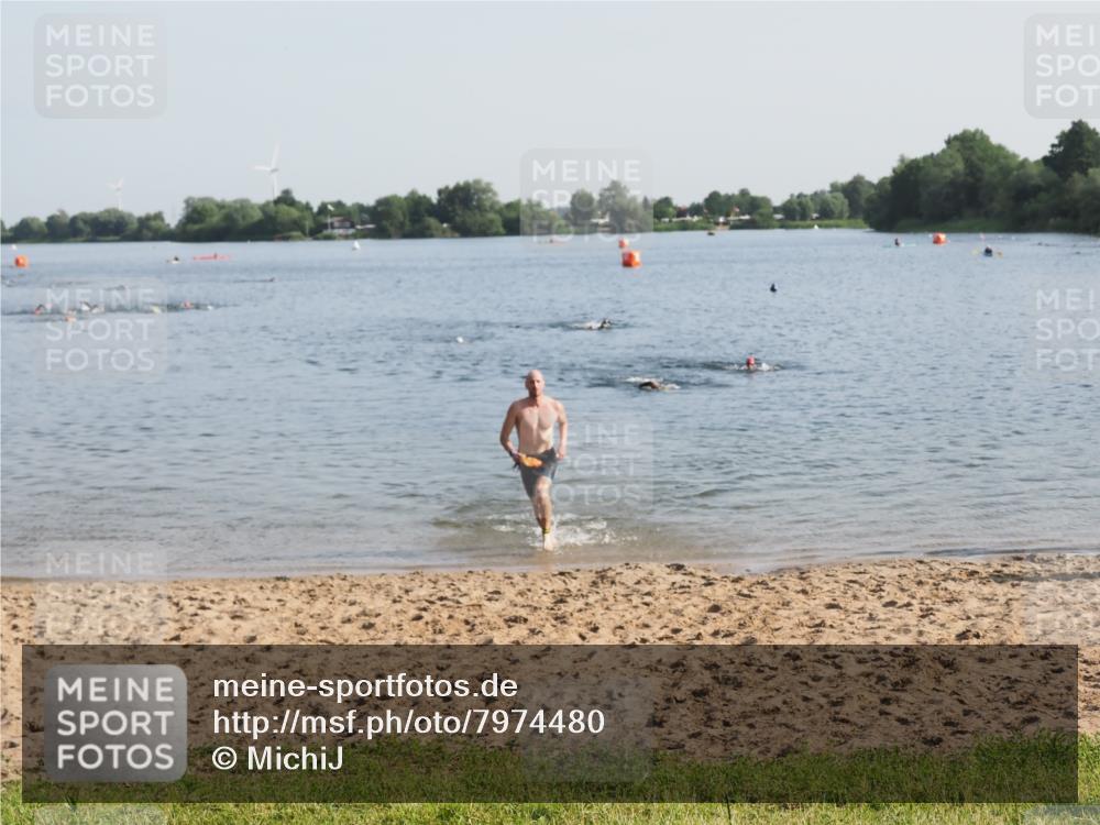 21.06.2025 - 27. Vierlanden-Triathlon MichiJ http://msf.ph/oto/7974480 15.06.2026 08:39:53 Schwimmen 3 meine-sportfotos.de