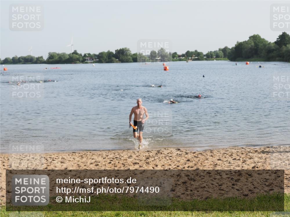 21.06.2025 - 27. Vierlanden-Triathlon MichiJ http://msf.ph/oto/7974490 15.06.2026 08:39:53 Schwimmen 3 meine-sportfotos.de