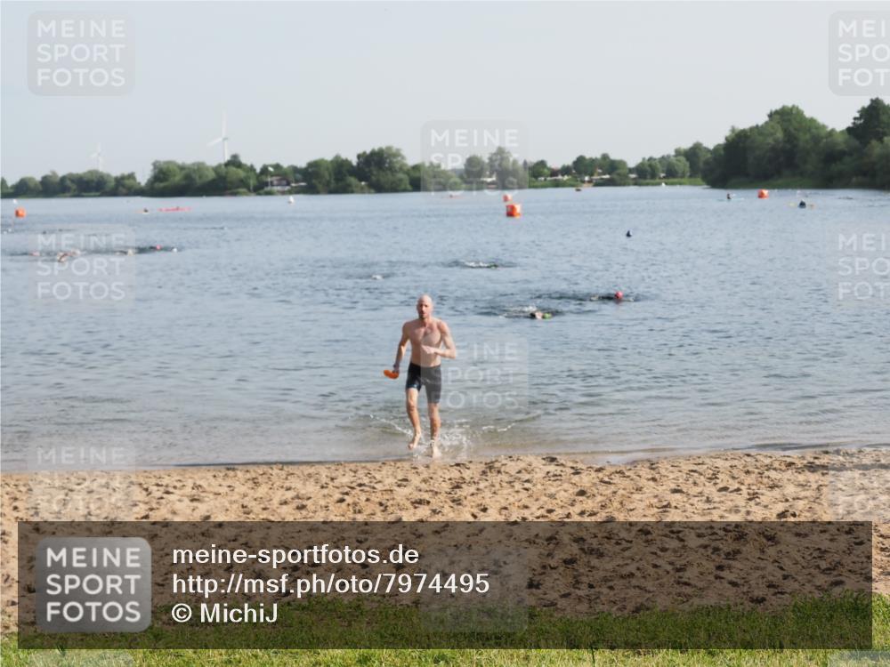 21.06.2025 - 27. Vierlanden-Triathlon MichiJ http://msf.ph/oto/7974495 15.06.2026 08:39:53 Schwimmen 3 meine-sportfotos.de