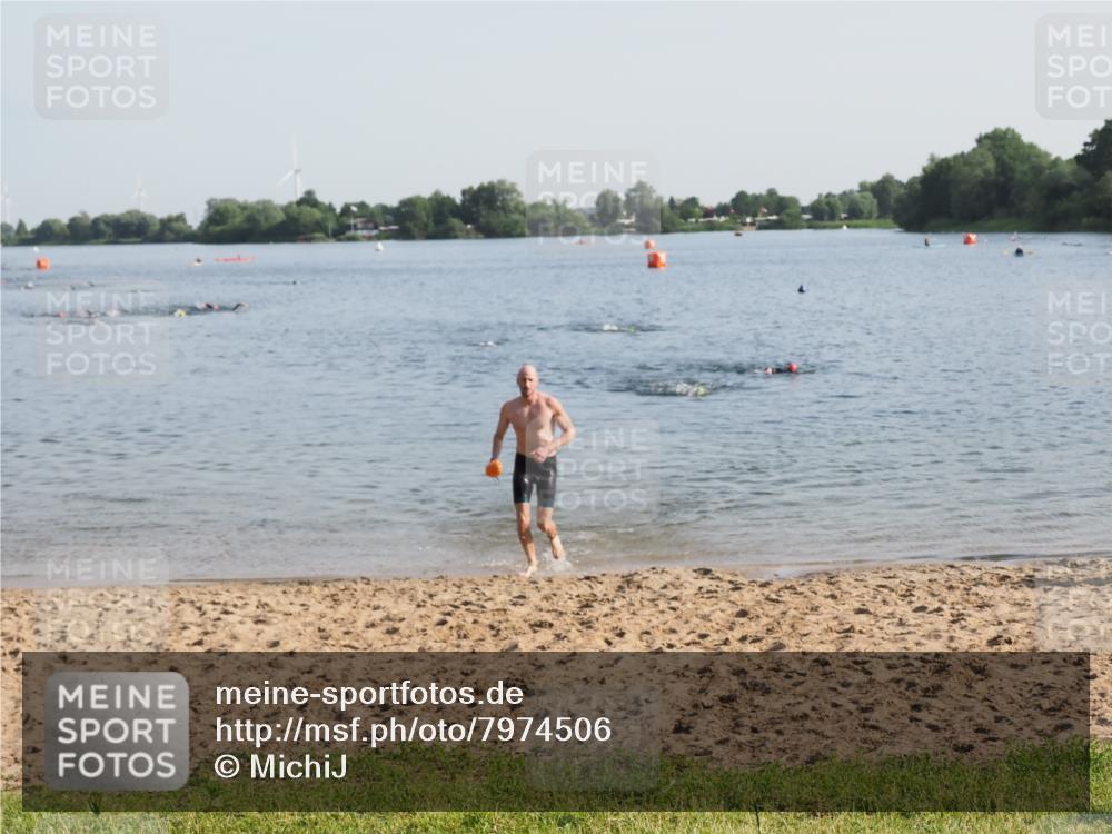 21.06.2025 - 27. Vierlanden-Triathlon MichiJ http://msf.ph/oto/7974506 15.06.2026 08:39:54 Schwimmen 3 meine-sportfotos.de