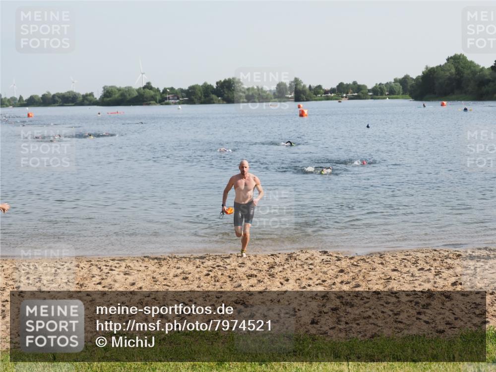21.06.2025 - 27. Vierlanden-Triathlon MichiJ http://msf.ph/oto/7974521 15.06.2026 08:39:54 Schwimmen 3 meine-sportfotos.de
