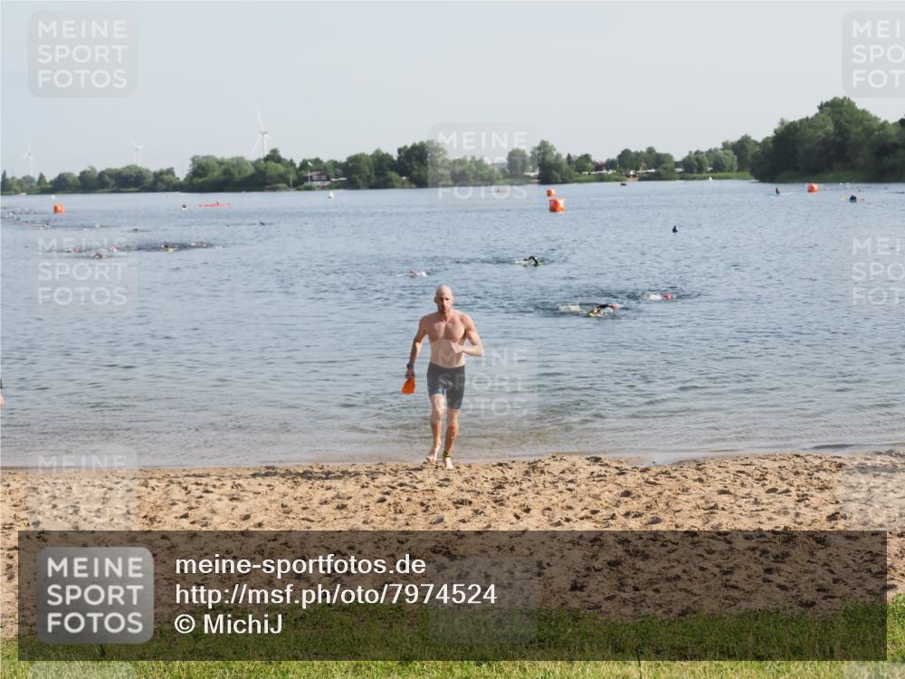 21.06.2025 - 27. Vierlanden-Triathlon MichiJ http://msf.ph/oto/7974524 15.06.2026 08:39:54 Schwimmen 3 meine-sportfotos.de