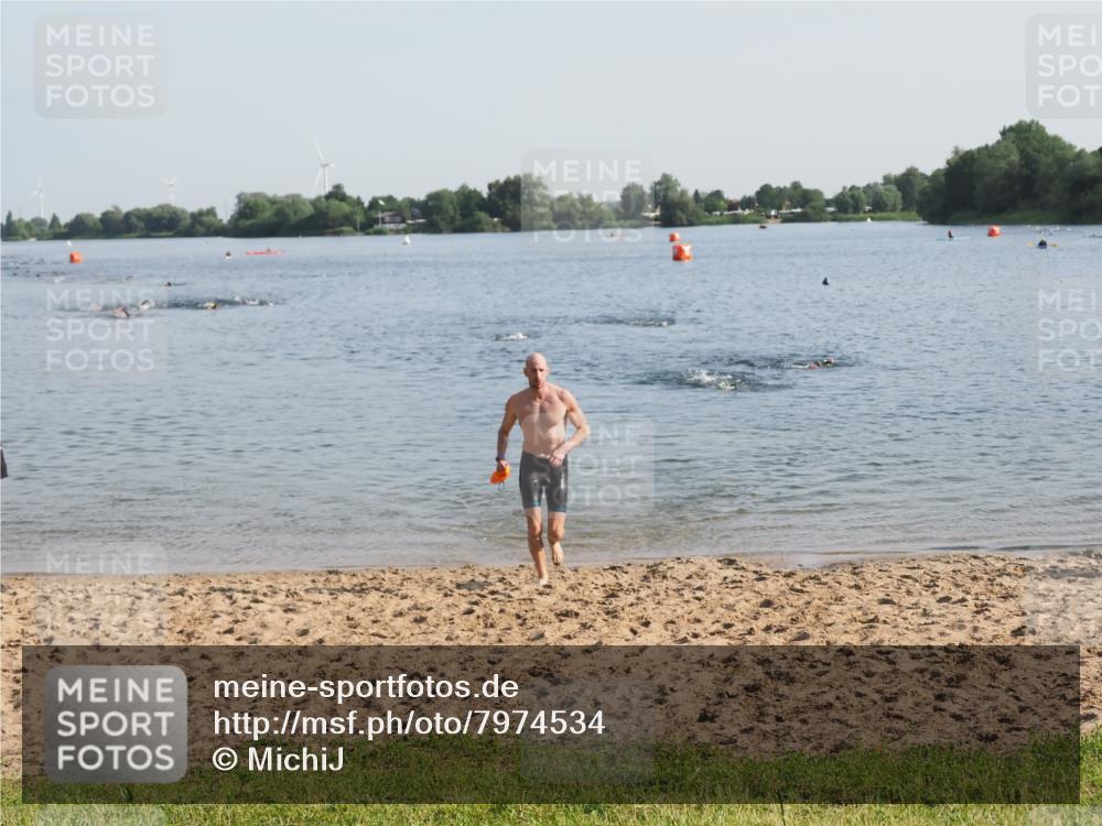 21.06.2025 - 27. Vierlanden-Triathlon MichiJ http://msf.ph/oto/7974534 15.06.2026 08:39:54 Schwimmen 3 meine-sportfotos.de