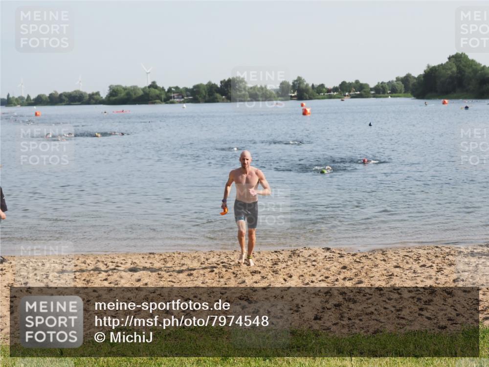 21.06.2025 - 27. Vierlanden-Triathlon MichiJ http://msf.ph/oto/7974548 15.06.2026 08:39:55 Schwimmen 3 meine-sportfotos.de