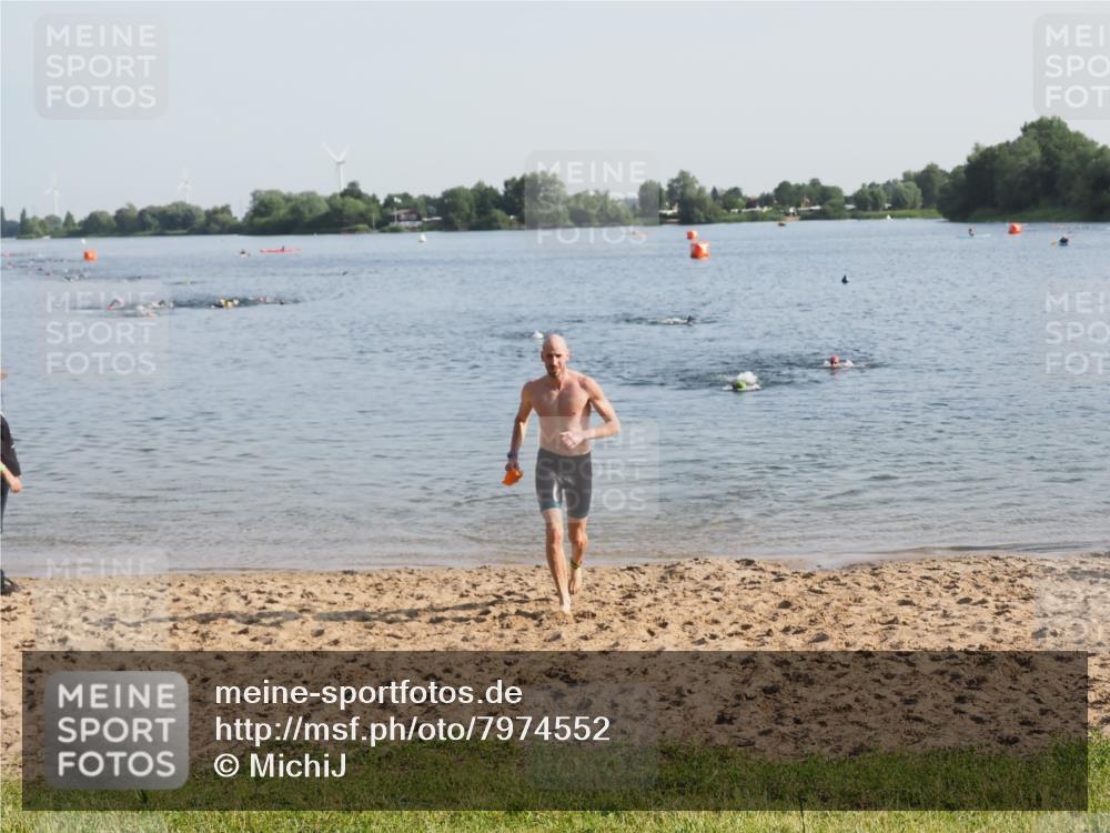 21.06.2025 - 27. Vierlanden-Triathlon MichiJ http://msf.ph/oto/7974552 15.06.2026 08:39:55 Schwimmen 3 meine-sportfotos.de