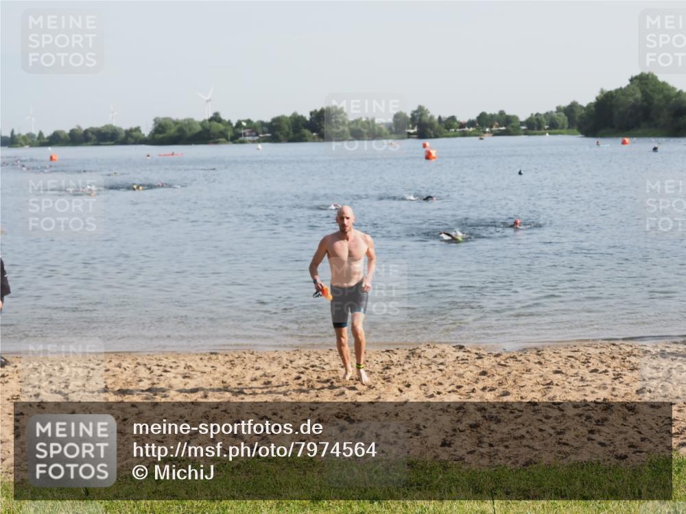 21.06.2025 - 27. Vierlanden-Triathlon MichiJ http://msf.ph/oto/7974564 15.06.2026 08:39:55 Schwimmen 3 meine-sportfotos.de