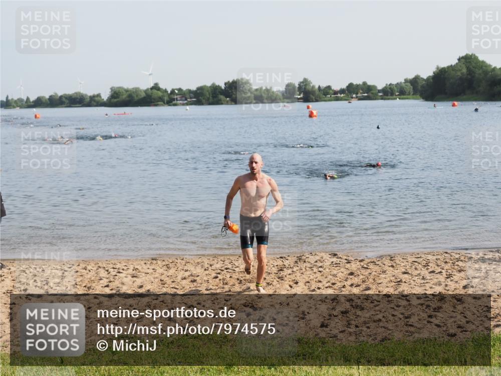 21.06.2025 - 27. Vierlanden-Triathlon MichiJ http://msf.ph/oto/7974575 15.06.2026 08:39:55 Schwimmen 3 meine-sportfotos.de
