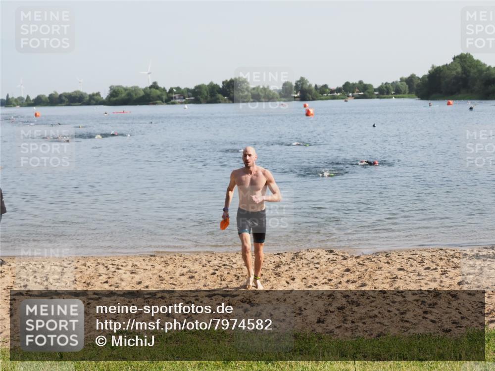 21.06.2025 - 27. Vierlanden-Triathlon MichiJ http://msf.ph/oto/7974582 15.06.2026 08:39:55 Schwimmen 3 meine-sportfotos.de