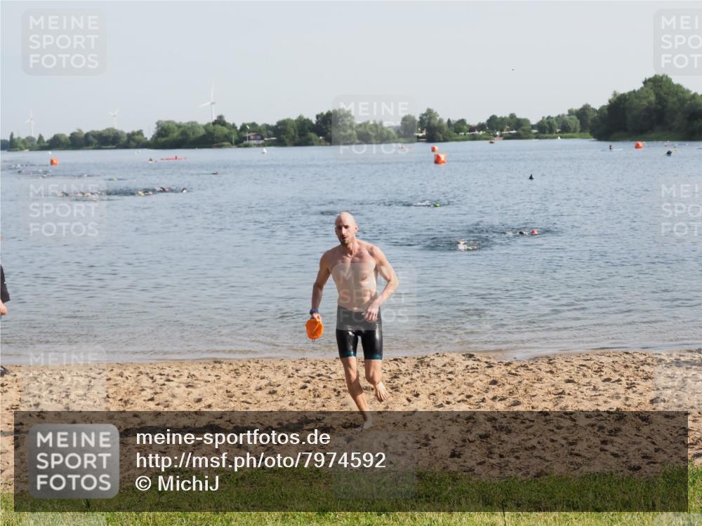 21.06.2025 - 27. Vierlanden-Triathlon MichiJ http://msf.ph/oto/7974592 15.06.2026 08:39:56 Schwimmen 3 meine-sportfotos.de