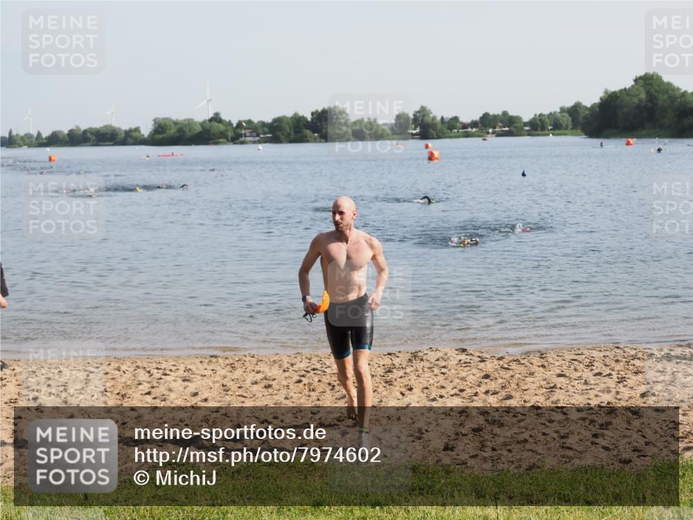 21.06.2025 - 27. Vierlanden-Triathlon MichiJ http://msf.ph/oto/7974602 15.06.2026 08:39:56 Schwimmen 3 meine-sportfotos.de
