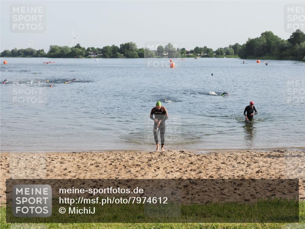21.06.2025 - 27. Vierlanden-Triathlon MichiJ http://msf.ph/oto/7974612 15.06.2026 08:40:12 Schwimmen 67, 82 meine-sportfotos.de