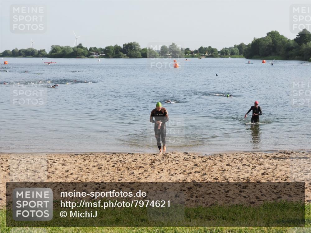 21.06.2025 - 27. Vierlanden-Triathlon MichiJ http://msf.ph/oto/7974621 15.06.2026 08:40:13 Schwimmen 67, 82 meine-sportfotos.de
