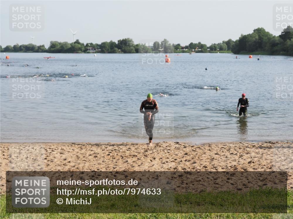 21.06.2025 - 27. Vierlanden-Triathlon MichiJ http://msf.ph/oto/7974633 15.06.2026 08:40:13 Schwimmen 67, 82 meine-sportfotos.de
