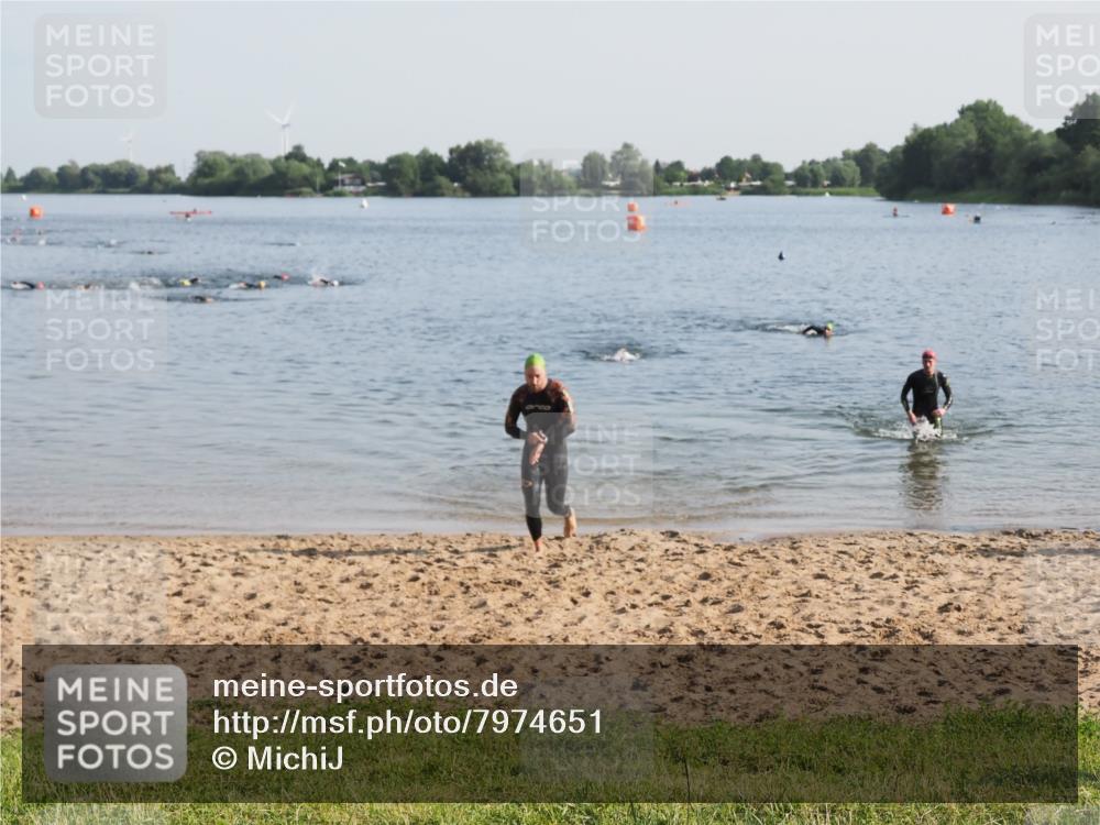 21.06.2025 - 27. Vierlanden-Triathlon MichiJ http://msf.ph/oto/7974651 15.06.2026 08:40:13 Schwimmen 67, 82 meine-sportfotos.de