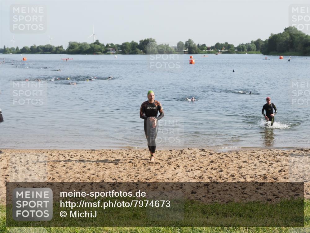 21.06.2025 - 27. Vierlanden-Triathlon MichiJ http://msf.ph/oto/7974673 15.06.2026 08:40:14 Schwimmen 67, 82 meine-sportfotos.de