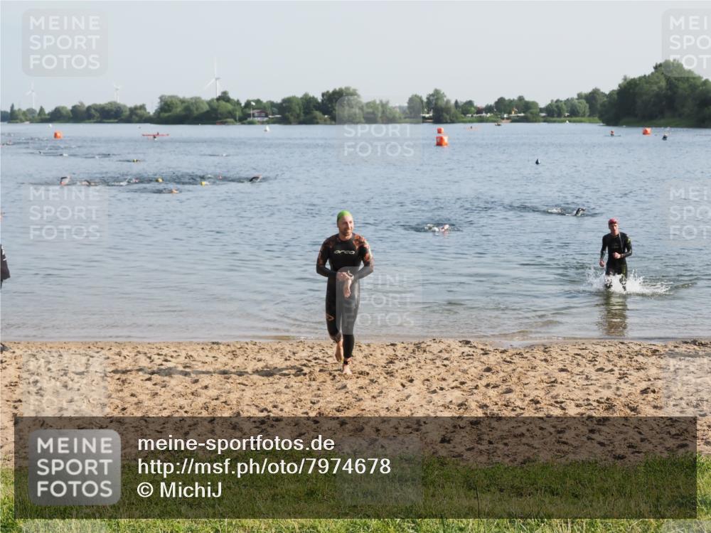 21.06.2025 - 27. Vierlanden-Triathlon MichiJ http://msf.ph/oto/7974678 15.06.2026 08:40:14 Schwimmen 67, 82 meine-sportfotos.de