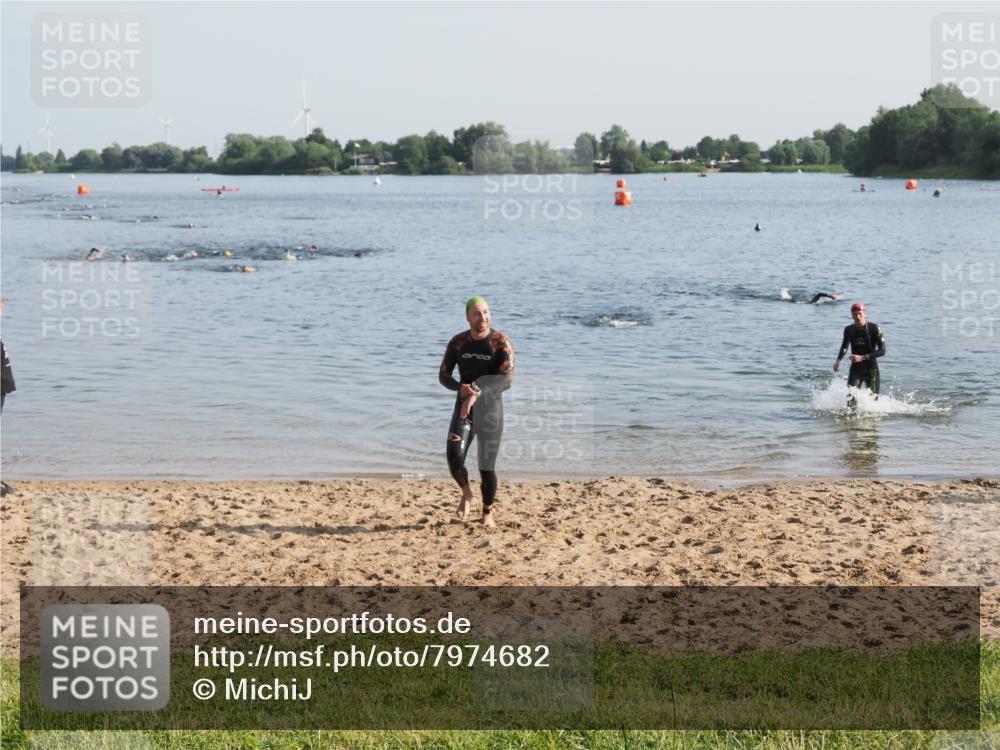 21.06.2025 - 27. Vierlanden-Triathlon MichiJ http://msf.ph/oto/7974682 15.06.2026 08:40:14 Schwimmen 67, 82 meine-sportfotos.de