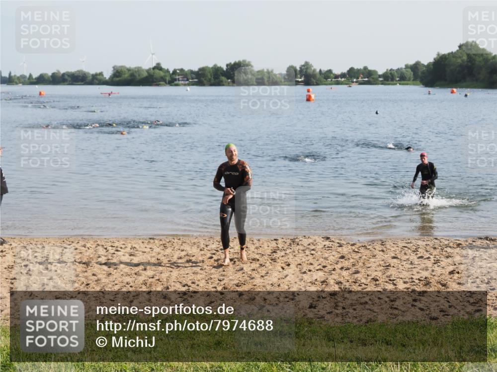21.06.2025 - 27. Vierlanden-Triathlon MichiJ http://msf.ph/oto/7974688 15.06.2026 08:40:14 Schwimmen 67, 82 meine-sportfotos.de