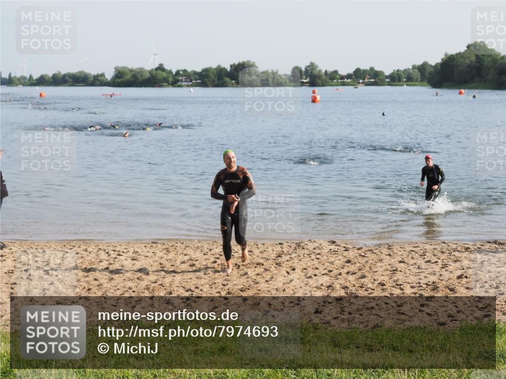 21.06.2025 - 27. Vierlanden-Triathlon MichiJ http://msf.ph/oto/7974693 15.06.2026 08:40:15 Schwimmen 67, 82 meine-sportfotos.de