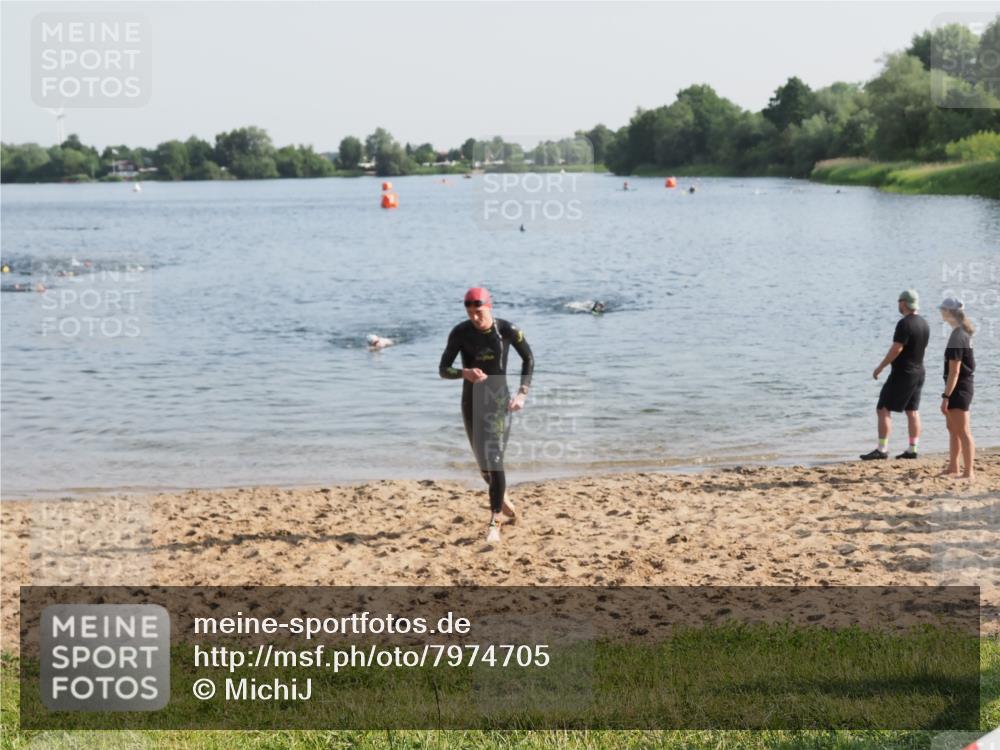 21.06.2025 - 27. Vierlanden-Triathlon MichiJ http://msf.ph/oto/7974705 15.06.2026 08:40:18 Schwimmen 67, 82 meine-sportfotos.de